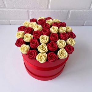 Розы из красного и белого шоколада в коробке