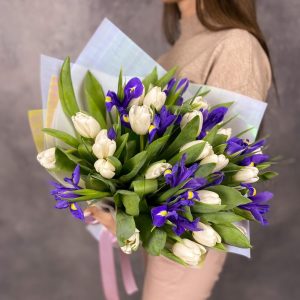 Букет из ирисов и белых тюльпанов — Букеты цветов
