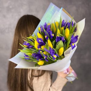 Букет из синих ирисов и тюльпанов — Букеты цветов