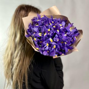 Букет из 31 ириса — Букеты цветов