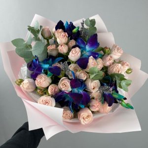 Космические орхидеи и кустовые пионовидные розы — Букеты цветов