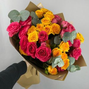 Яркие кустовые розы с эвкалиптом — Букет микс недорого