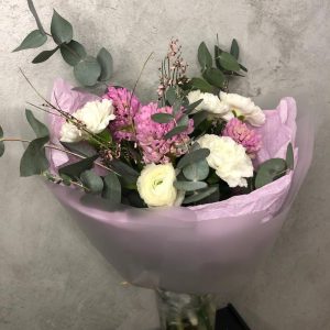 Букет с ранункулюсом и гиацинтами — Букеты цветов