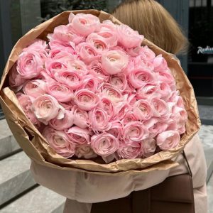 51 розовый ранункулюс в крафте — Букеты цветов