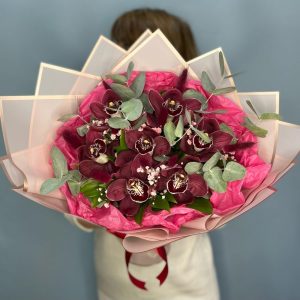 Бордовые орхидеи в букете — Букеты цветов