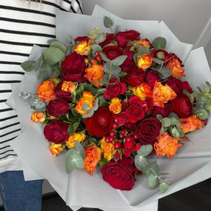 Яркий букет из ранункулюсов и кустовых роз — Букеты цветов