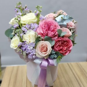 Нежная композиция в коробке с пионовидными розами и маттиолой — Букеты цветов