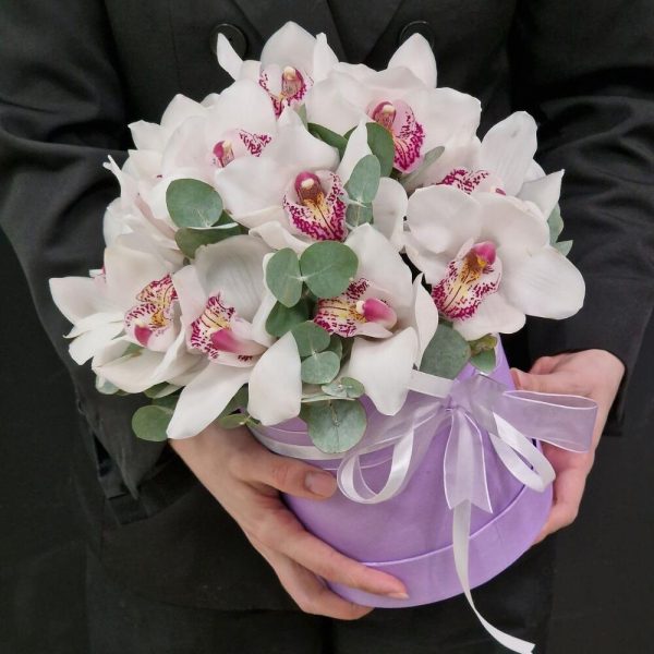 Букет из 19 белых орхидей в коробке