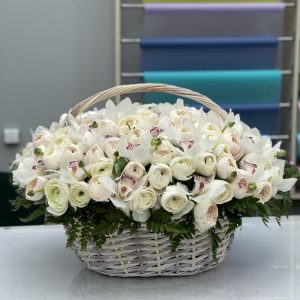 Ранункулюсы и орхидеи в корзине — Букеты цветов