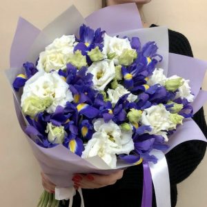 Букет из ирисов и белых эустом — Букеты цветов