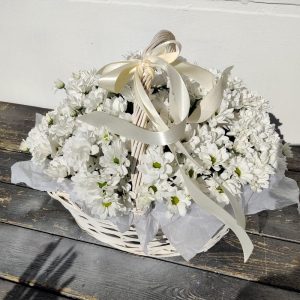 19 белых кустовых хризантем в корзине