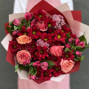 Авторский букет из красных кустовых хризантем и коралловых роз —