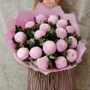 17 хризантем Момоко с эвкалиптом — Букеты цветов