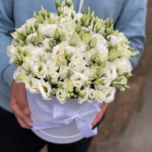 Букет из белых эустом в коробке — Букеты цветов