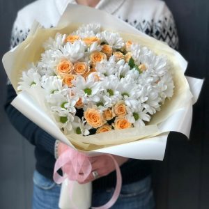 Букет из кустовых роз и хризантем — Букеты цветов