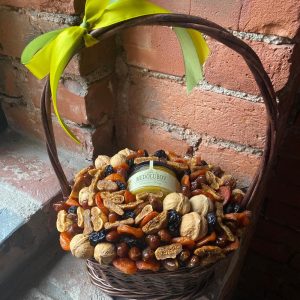 Съедобный букет из сухофруктов, орехов и мёда в корзине "Джакарта"