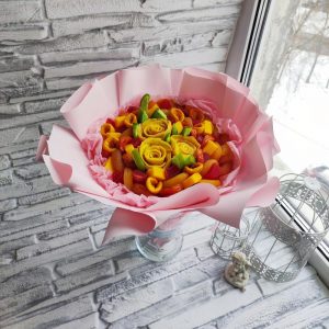 Букет из сухофруктов и розы из манго