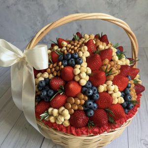 Корзина с ягодами и орехами "Ноктюрн"
