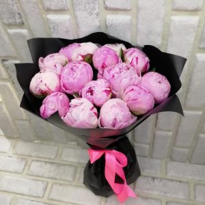 Букет с 15 розовыми пионами в черной упаковке