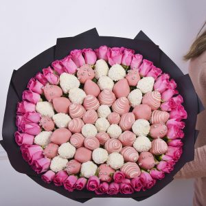 Розовый букет из клубники в шоколаде и роз «Лето» — Съедобные букеты