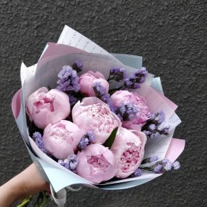 7 нежных розовых пионов с лавандой — Доставка пионов