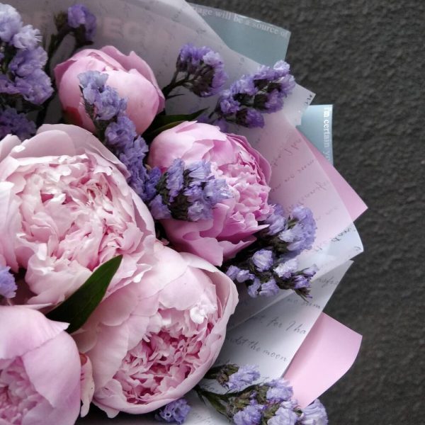 7 нежных розовых пионов с лавандой