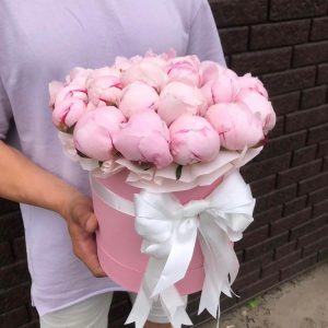 Розовые пионы в шляпной коробке 15 шт — Доставка пионов