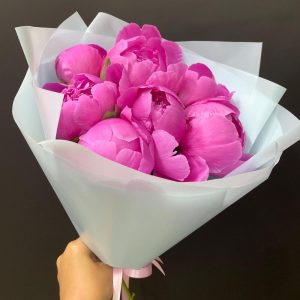 Букет из 7 розовых пионов "Фуксия"