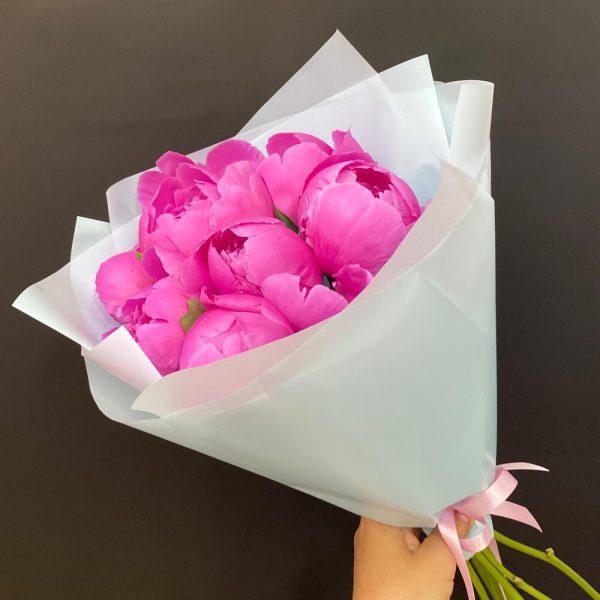 Букет из 7 розовых пионов "Фуксия"