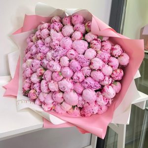 Букет пионов 101 шт розовые в упаковке