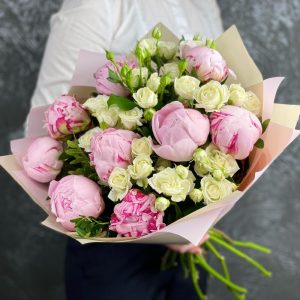 Букет из 9 пионов Сара Бернар с кустовыми розами
