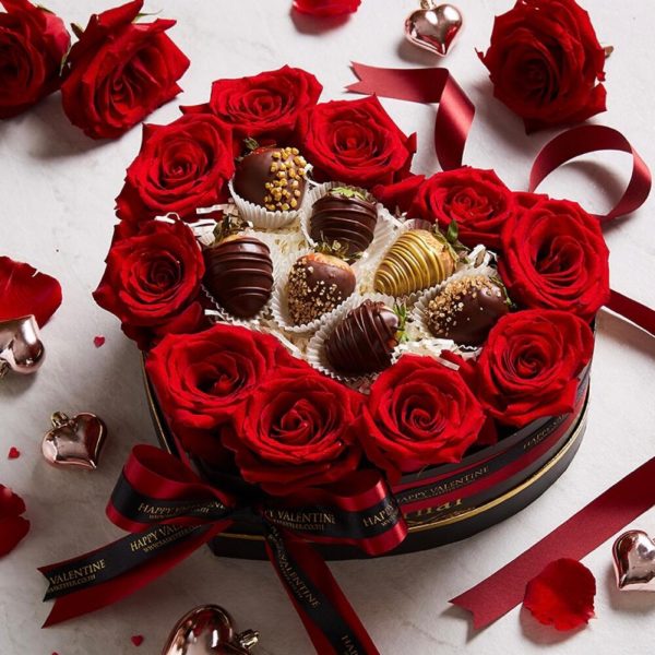 Букет из клубники в шоколаде и цветов "Сердце"