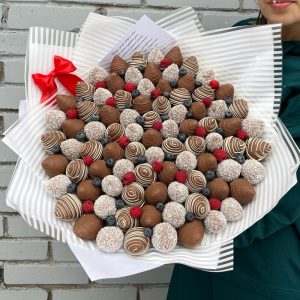 Клубничный букет в шоколаде «Сироп» — Съедобные букеты