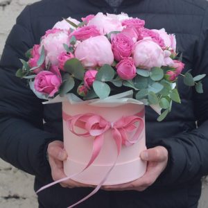 Пионы и пионовидные розы в коробке «Алиса» — Доставка пионов