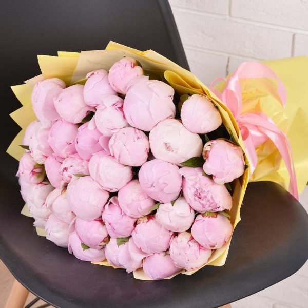 Букет из 29 нежно-розовых пионов в желтой упаковке