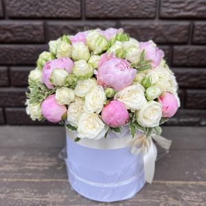 Розовые пионы и кустовые пионовидные розы в коробке