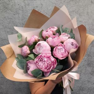 Букет из 11 розовых пионов в крафте — Доставка пионов недорого