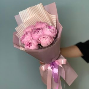 Букет розовых пионов сорта Сара Бернар