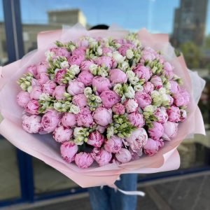 Букет из розовых пионов 75 шт и эустомы — Пионы