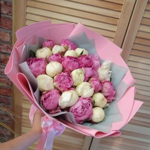 25 розовых и белых пионов в нежной упаковке