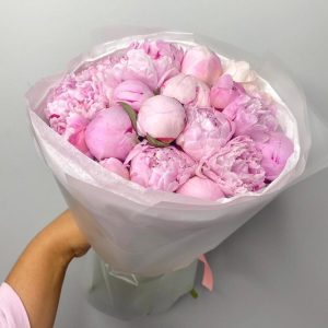 19 розовых пионов "Лето"