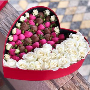 Набор из клубники в шоколаде и роз в коробке сердце