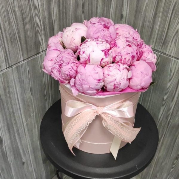 19 розовых пионов в шляпной коробке