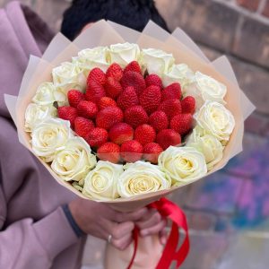 Ягодный букет с клубникой и белыми розами
