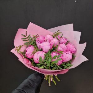 11 розовых пионов в букете "Нежность"