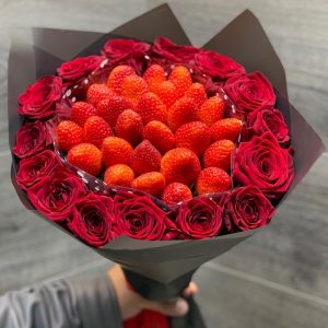 Сочный букет из клубники и красных роз