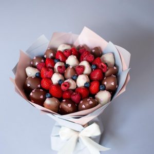 Букет из клубники в шоколаде и ягод "Дина"