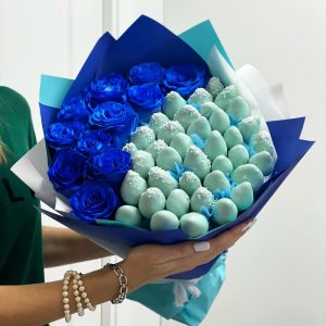 Букет из клубники в шоколаде и синих роз