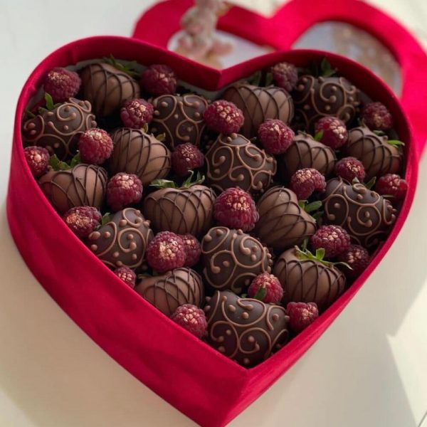 Букет из клубники в шоколаде на 8 марта "Сердце"
