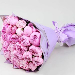 Букет 35 розовых пионов в сиреневой упаковке — Пионы